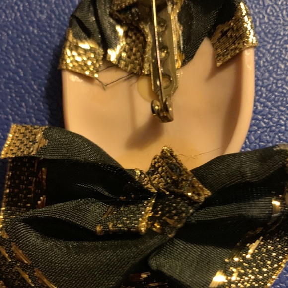 Vintage Porcelain Cameo Face Brooch with Gold Accents - Picture 6 of 7